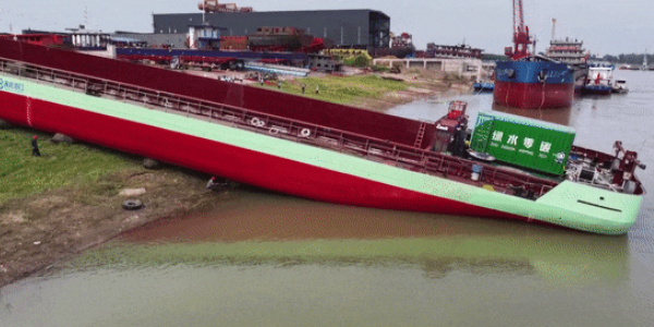 汉江流域首艘纯电动集装箱船下水